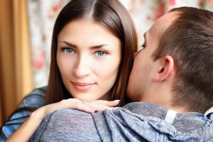 5 moduri prin care îţi poţi face iubitul să nu-şi mai ia gândul de la tine. Numărul 4 e cel mai important!